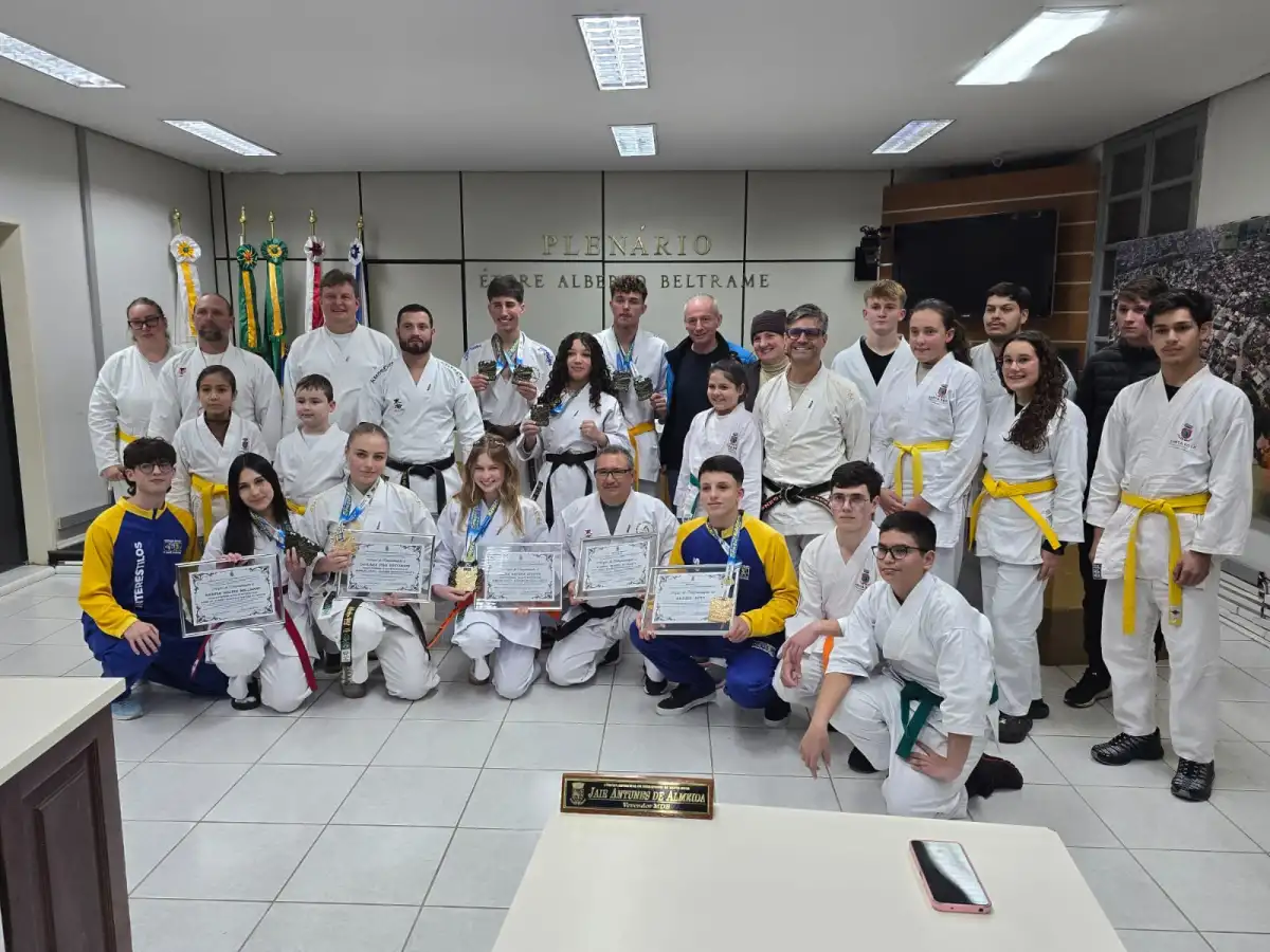 Academia Dragões do Oriente Recebe Homenagem