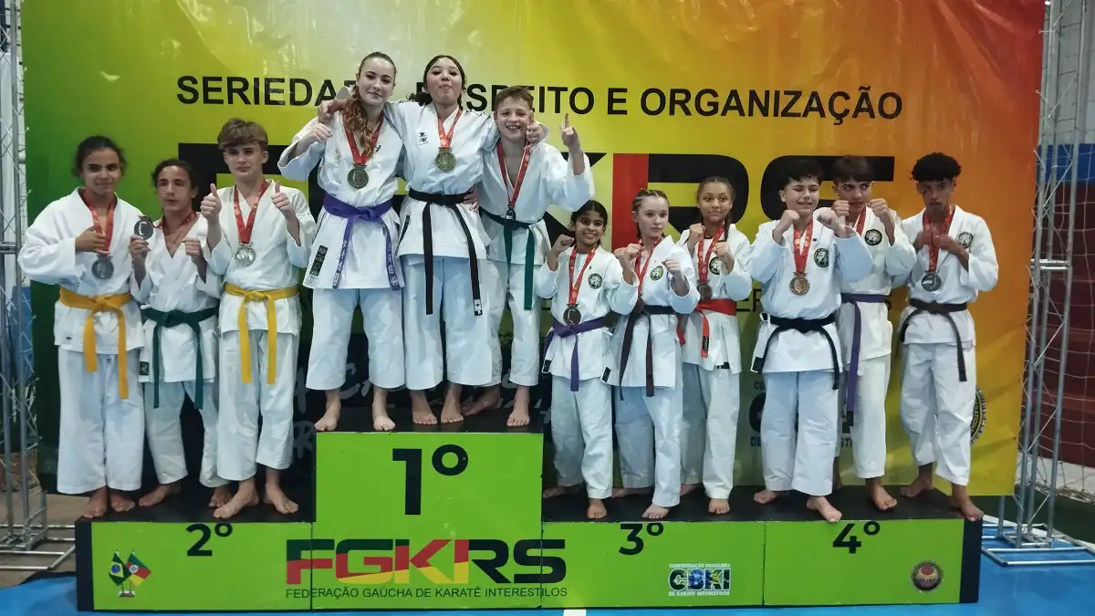 Atletas premiados no pódium do 1º dia de katas — Copa RS de Karatê Interestilos 2026, em Cândido Godói!