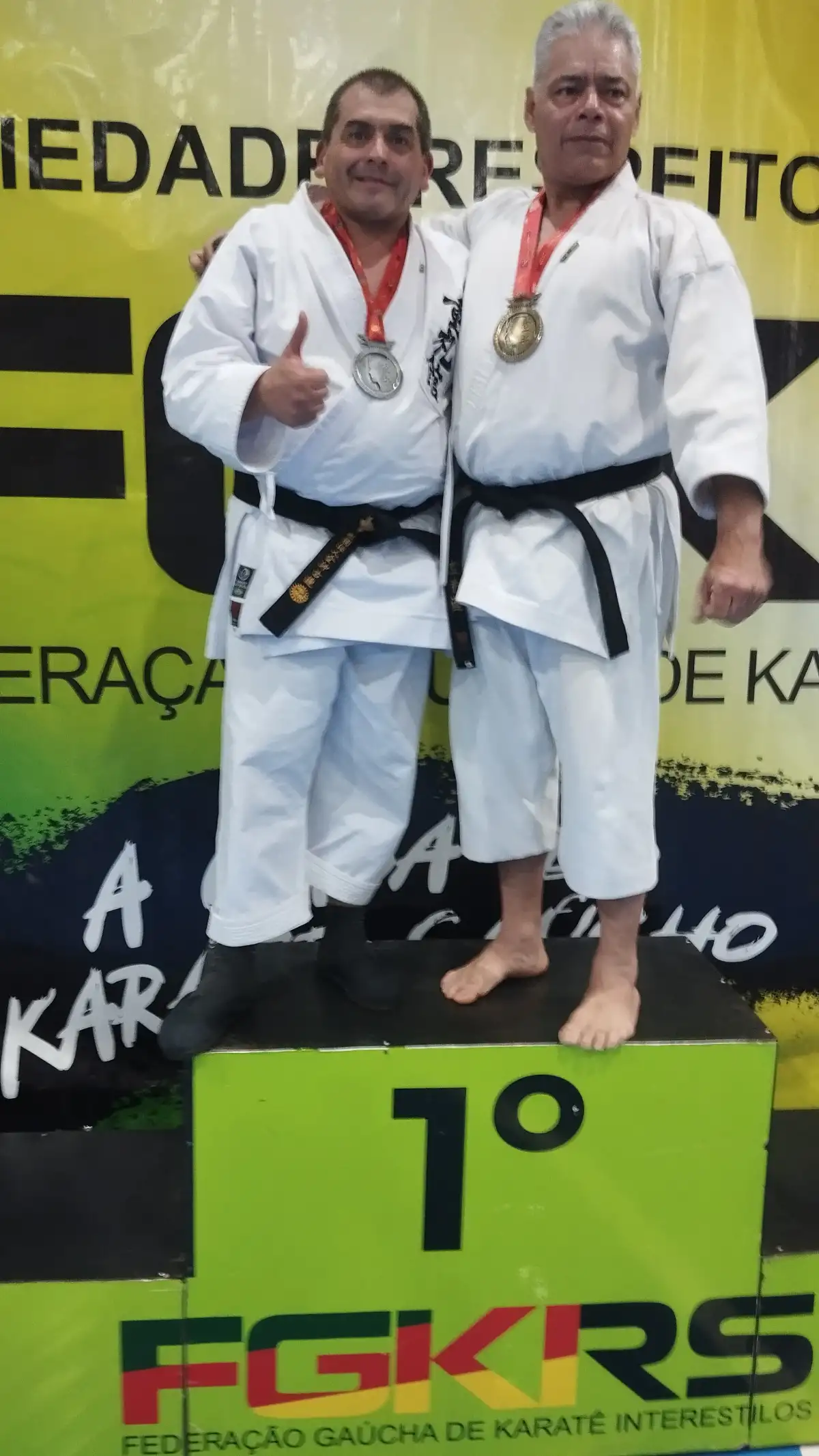 Atletas premiados no pódium do 1º dia de katas — Copa RS de Karatê Interestilos 2026, em Cândido Godói!