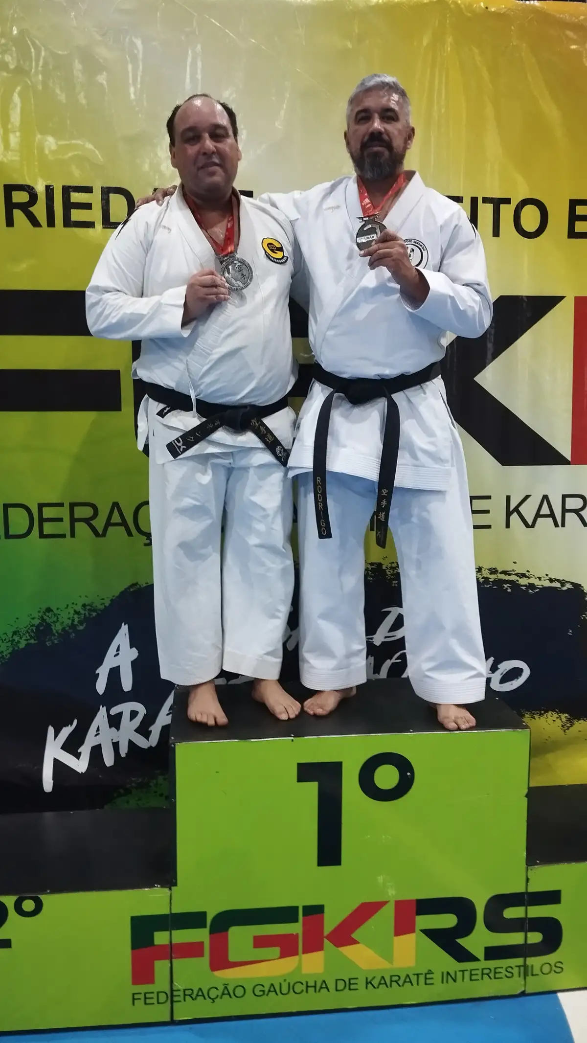 Atletas premiados no pódium do 1º dia de katas — Copa RS de Karatê Interestilos 2026, em Cândido Godói!