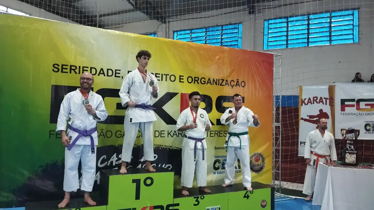 Atletas premiados no pódium do 1º dia de katas — Copa RS de Karatê Interestilos 2026, em Cândido Godói!