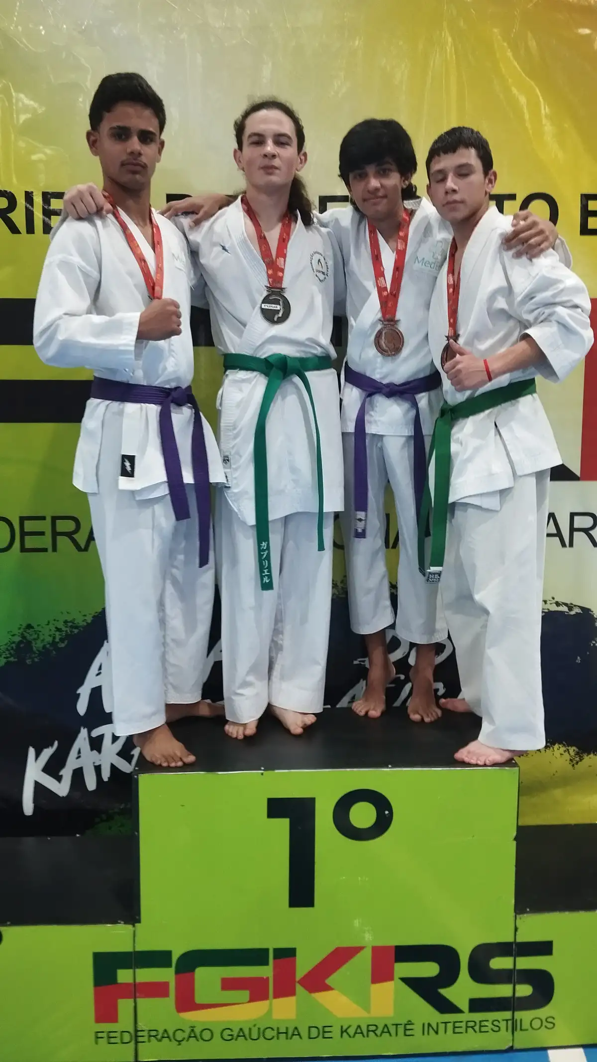 Atletas premiados no pódium do 1º dia de katas — Copa RS de Karatê Interestilos 2026, em Cândido Godói!