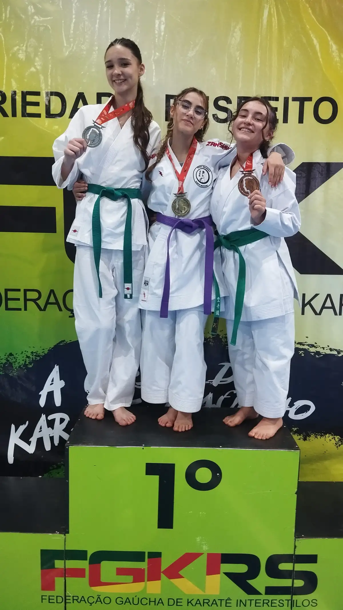Atletas premiados no pódium do 1º dia de katas — Copa RS de Karatê Interestilos 2026, em Cândido Godói!