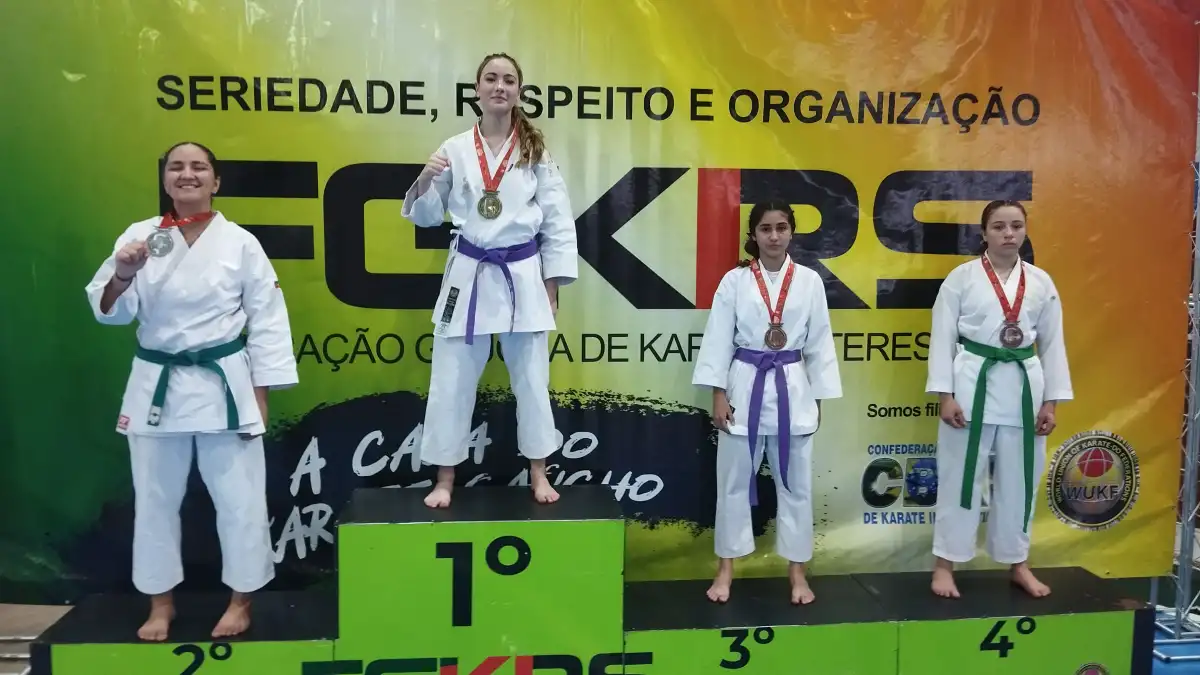 Atletas premiados no pódium do 1º dia de katas — Copa RS de Karatê Interestilos 2026, em Cândido Godói!