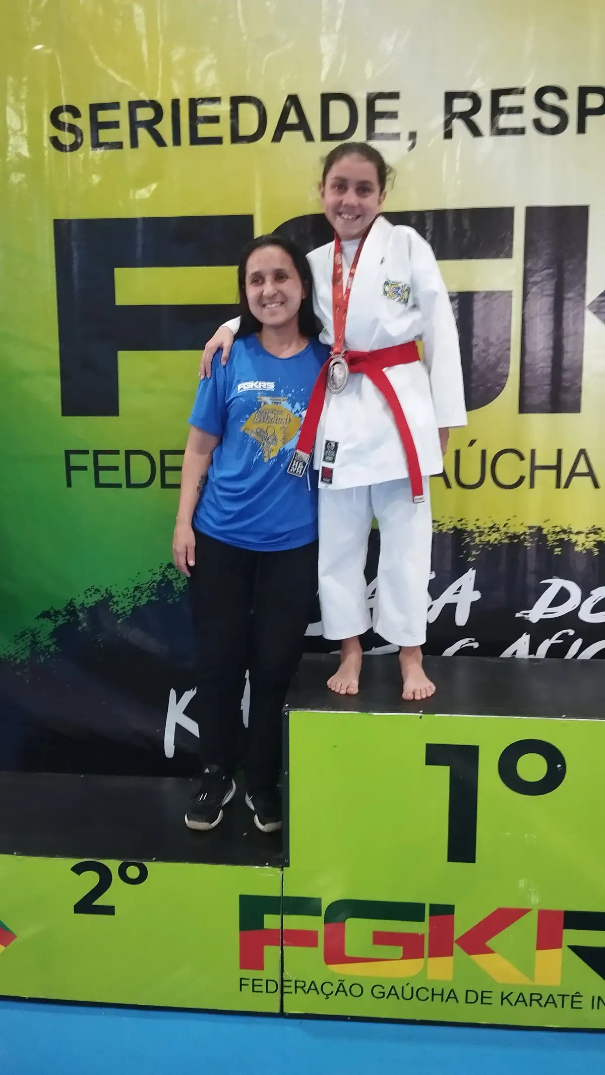 Atletas premiados no pódium do 1º dia de katas — Copa RS de Karatê Interestilos 2026, em Cândido Godói!