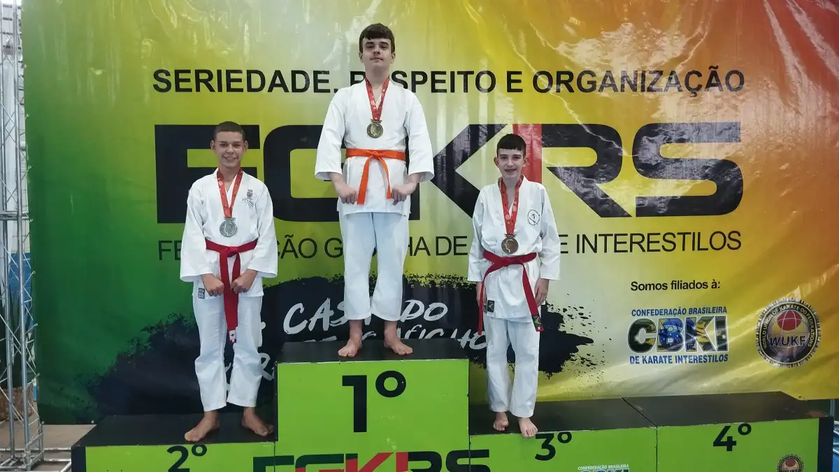 Atletas premiados no pódium do 1º dia de katas — Copa RS de Karatê Interestilos 2026, em Cândido Godói!