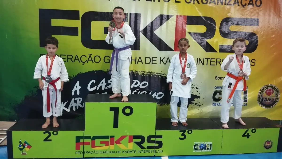 Atletas premiados no pódium do 1º dia de katas — Copa RS de Karatê Interestilos 2026, em Cândido Godói!