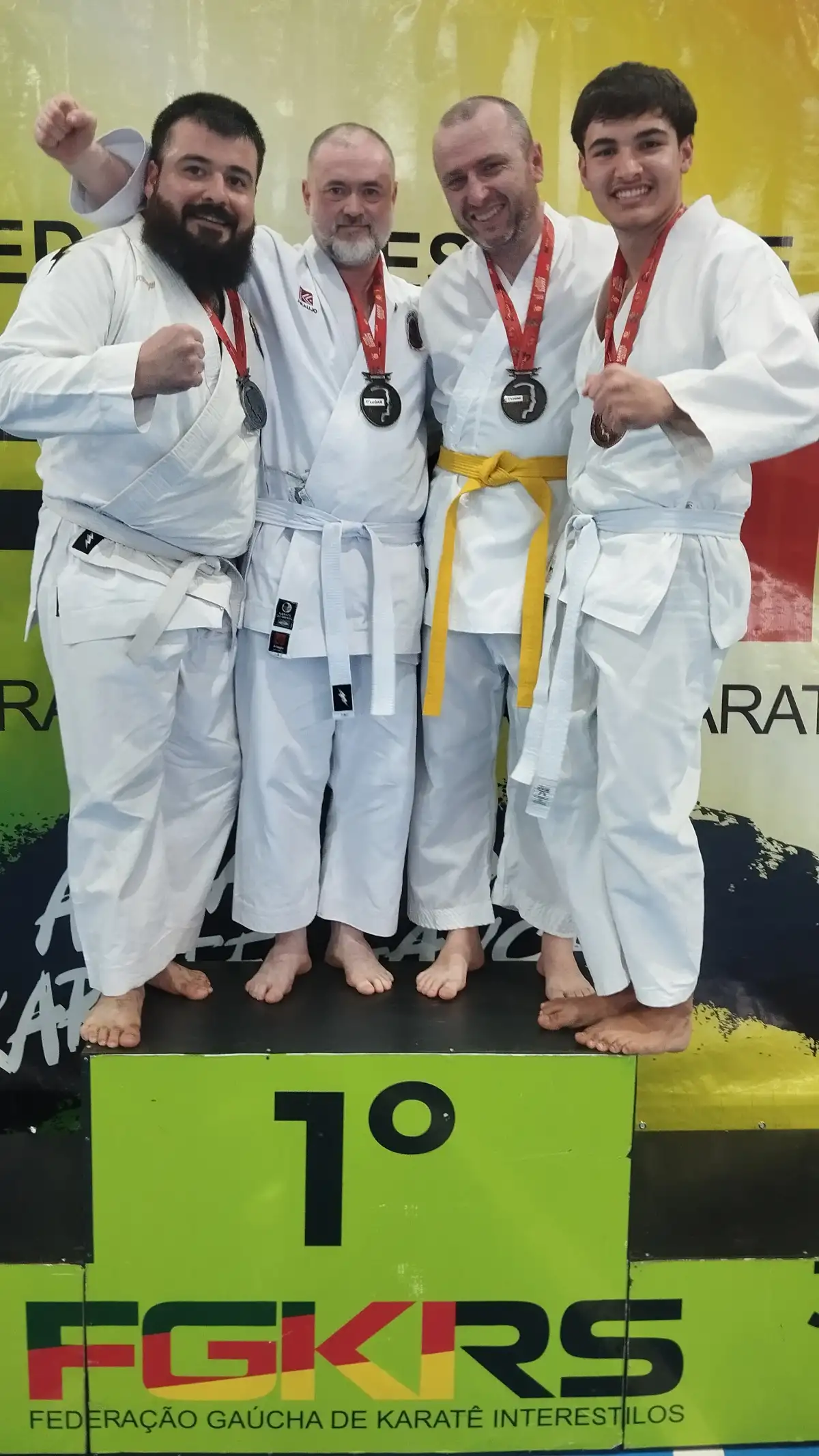 Atletas premiados no pódium do 1º dia de katas — Copa RS de Karatê Interestilos 2026, em Cândido Godói!
