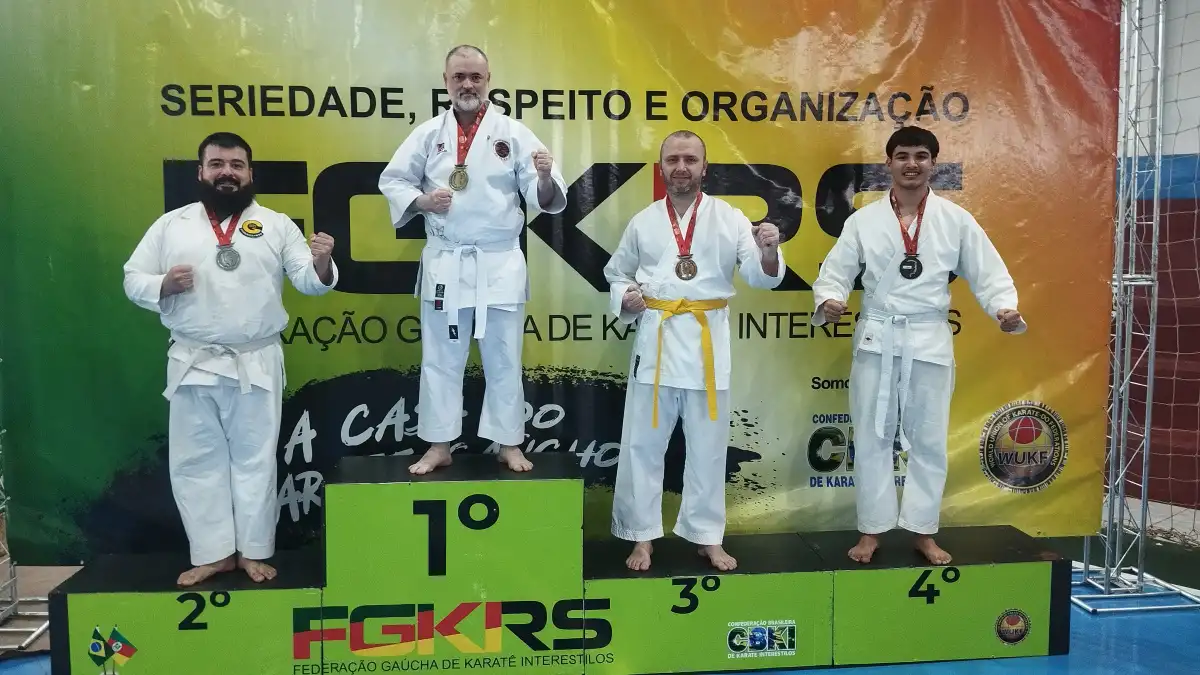 Atletas premiados no pódium do 1º dia de katas — Copa RS de Karatê Interestilos 2026, em Cândido Godói!