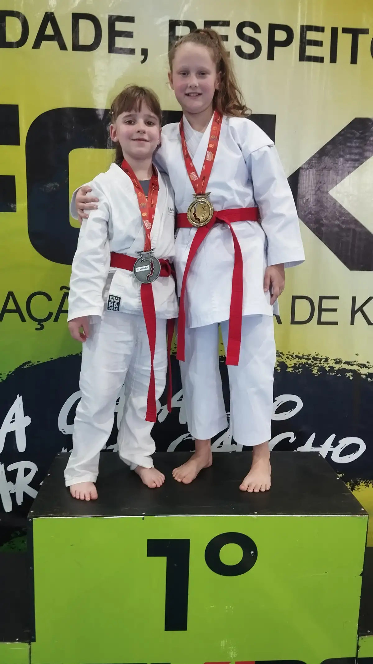 Atletas premiados no pódium do 1º dia de katas — Copa RS de Karatê Interestilos 2026, em Cândido Godói!