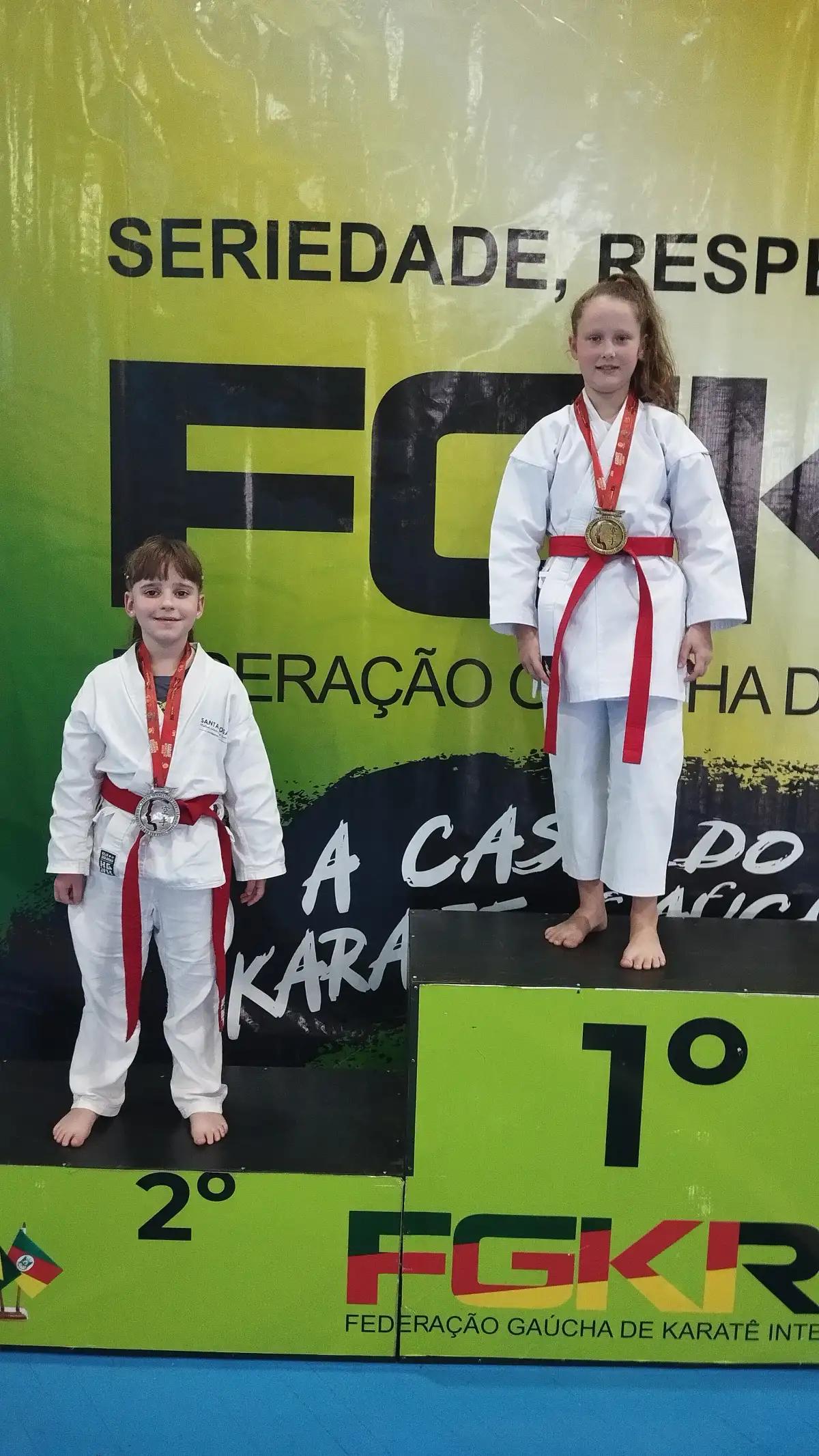 Atletas premiados no pódium do 1º dia de katas — Copa RS de Karatê Interestilos 2026, em Cândido Godói!