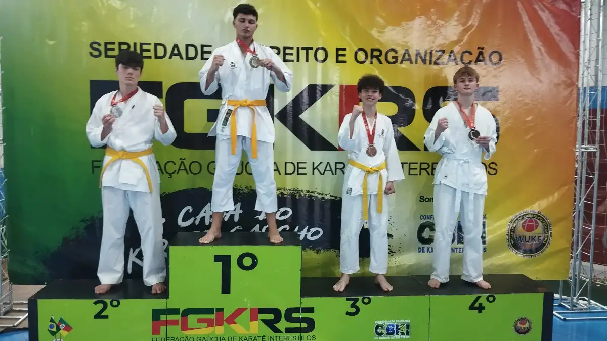 Atletas premiados no pódium do 1º dia de katas — Copa RS de Karatê Interestilos 2026, em Cândido Godói!