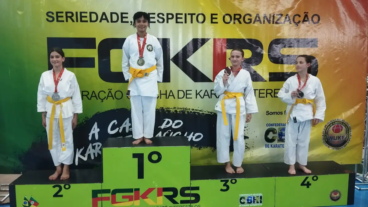 Atletas premiados no pódium do 1º dia de katas — Copa RS de Karatê Interestilos 2026, em Cândido Godói!