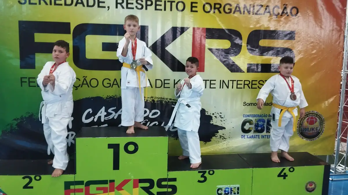 Atletas premiados no pódium do 1º dia de katas — Copa RS de Karatê Interestilos 2026, em Cândido Godói!